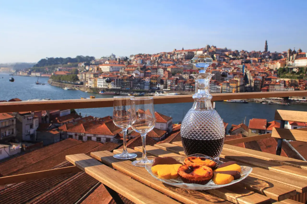 Genießen Sie verschiedene Portwein-Sorten mit Gebäck und Blick auf Porto.
