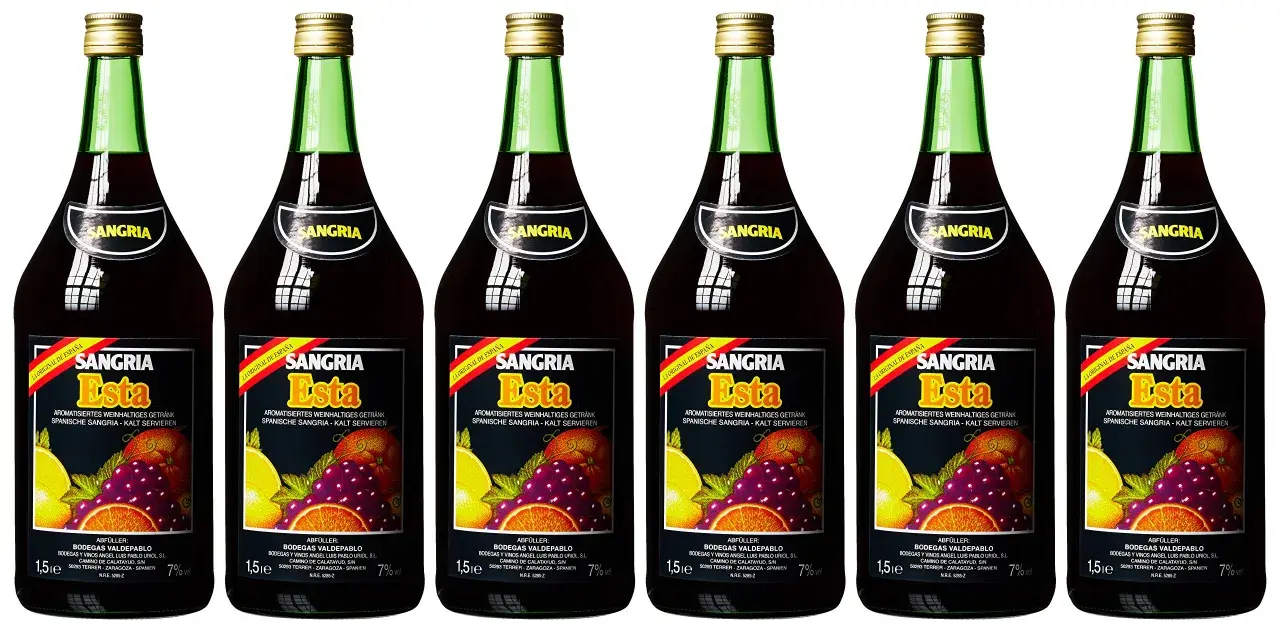 Sechs Flaschen Sangria "Esta" mit 7% vol. Alkoholgehalt, dekoriert mit Früchten.