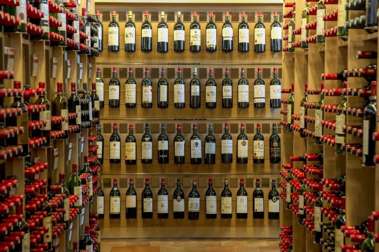 Weinregale voller Flaschen, darunter viele aus Saint-Émilion. Eine beeindruckende Auswahl für Weinliebhaber.