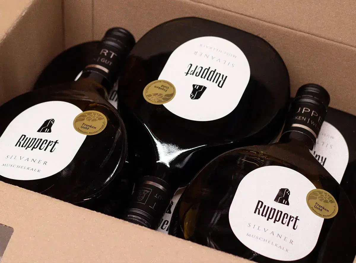 Mehrere Flaschen Ruppert Silvaner Muschelkalk, der beste Silvaner aus Franken, in einer Kartonverpackung.