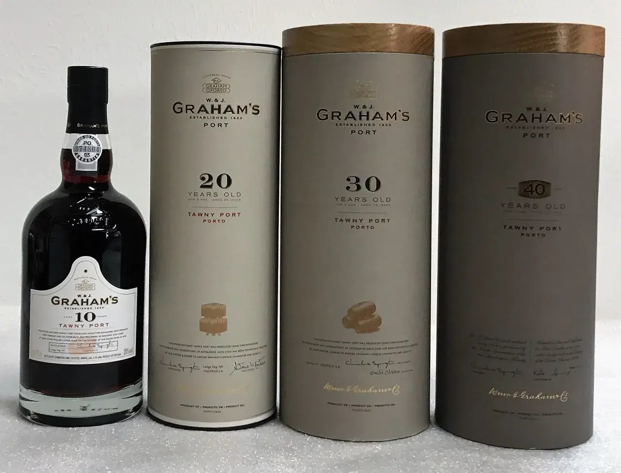Flaschen und Röhren von Graham's Portwein: 10, 20, 30 und 40 Jahre alt. Ein Unterschied zwischen Portwein und Rotwein ist die Reifezeit.