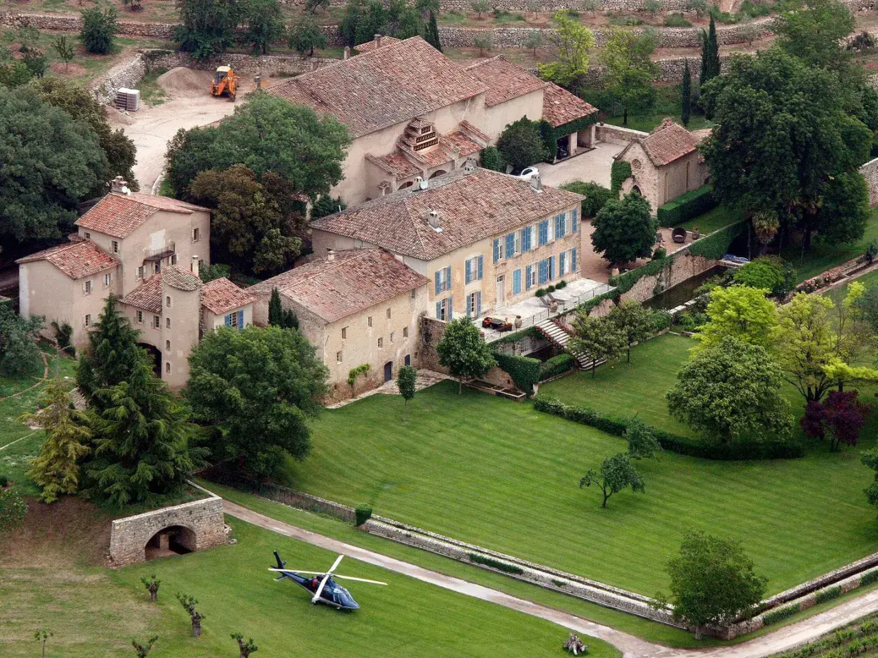 Luftaufnahme des Weinguts Château Miraval mit Hubschrauber auf dem Rasen.