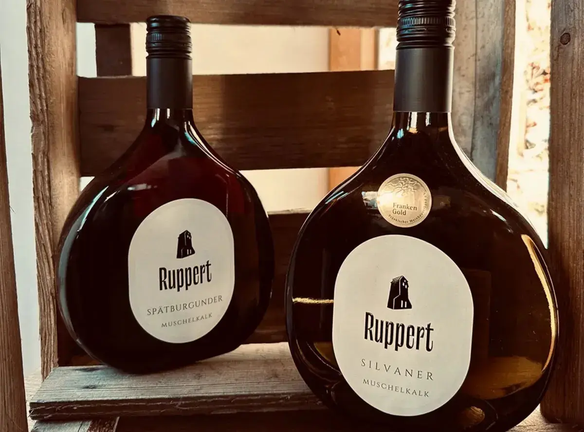 Zwei Flaschen Ruppert Wein, Spätburgunder und Silvaner, aus einem Weingut in Franken.