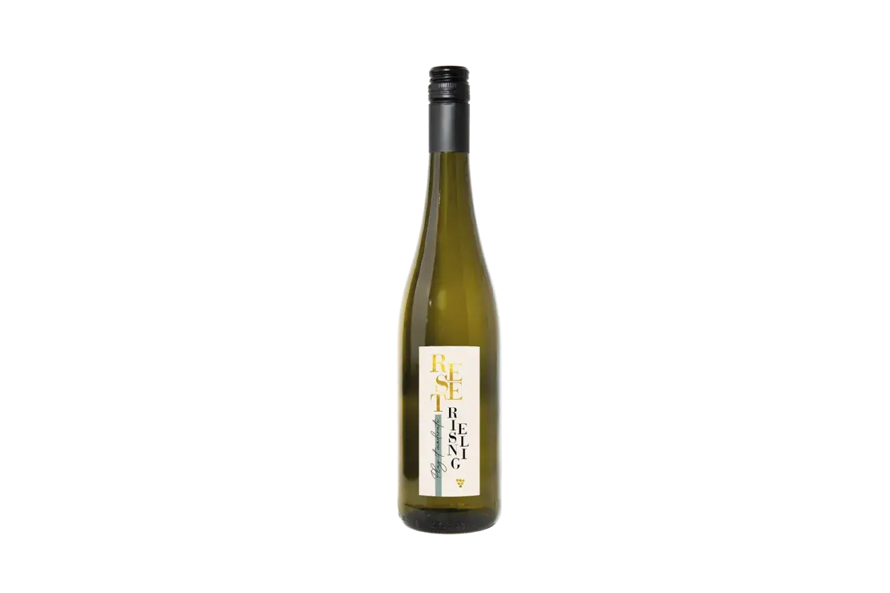 Flasche mit gelbem Etikett, auf dem "Riesling" steht. Ein Wein aus Mainz-Kostheim.
