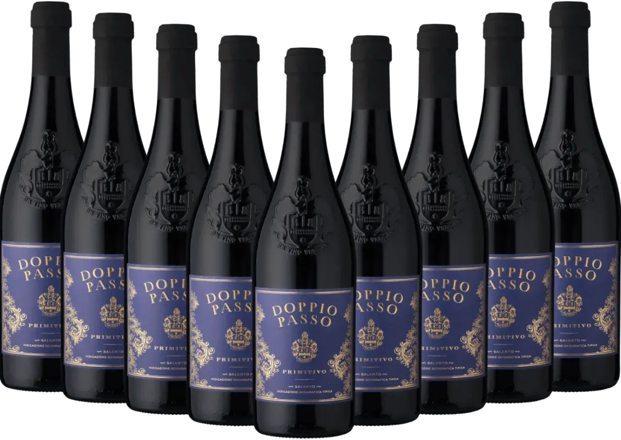 Reihe von Flaschen "Doppio Passo Primitivo" Wein mit dunkelblauen Etiketten und goldener Schrift, vor dunklem Hintergrund.