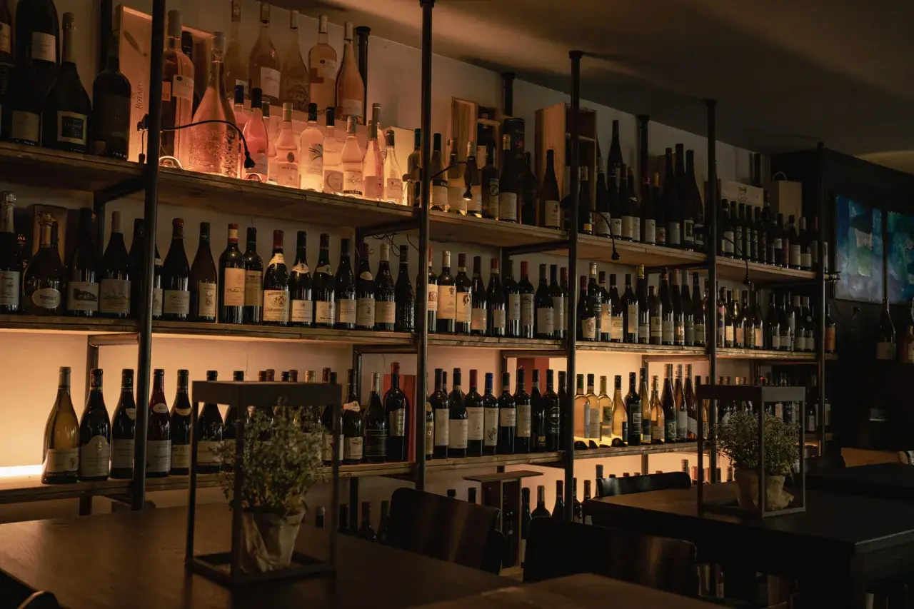 Regale voller Flaschen, die auf einen besonderen Wein aus Hamburg warten.