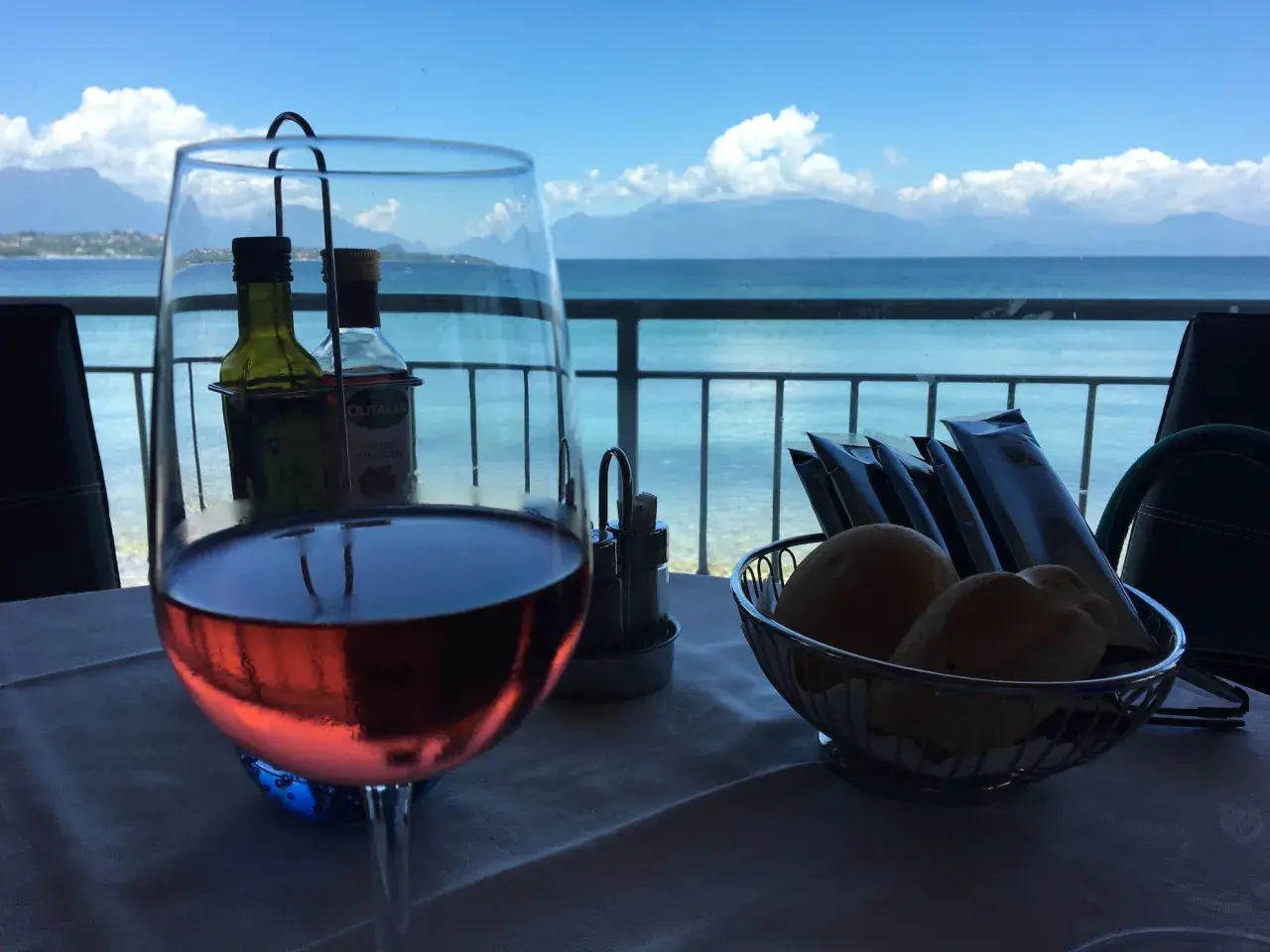 Ein Glas Roséwein und frische Brötchen am Gardasee. Ein echter Geheimtipp Weingut Gardasee für einen entspannten Abend.