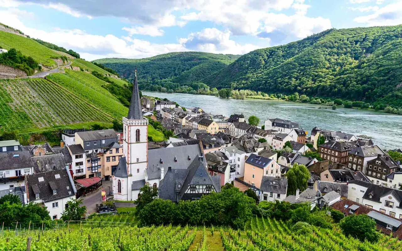 Dorf am Fluss mit Weinbergen und Kirche, Deutschland.