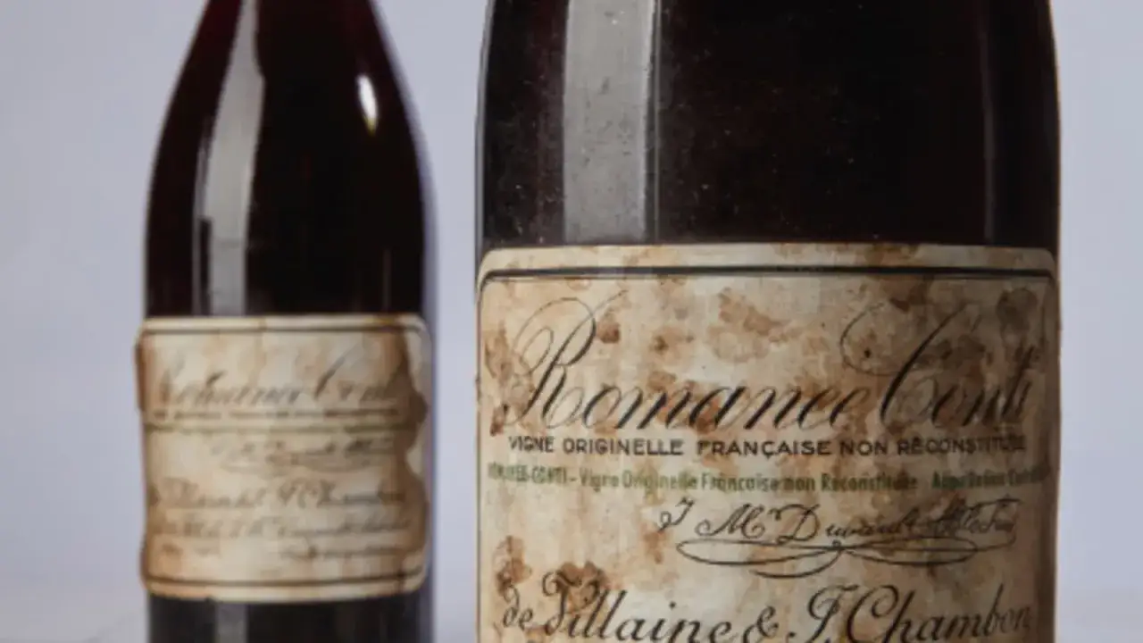 Zwei Flaschen des teuersten Weins der Welt: Romanée-Conti, Vigne Originelle Française. Ein seltener Schatz für Kenner.