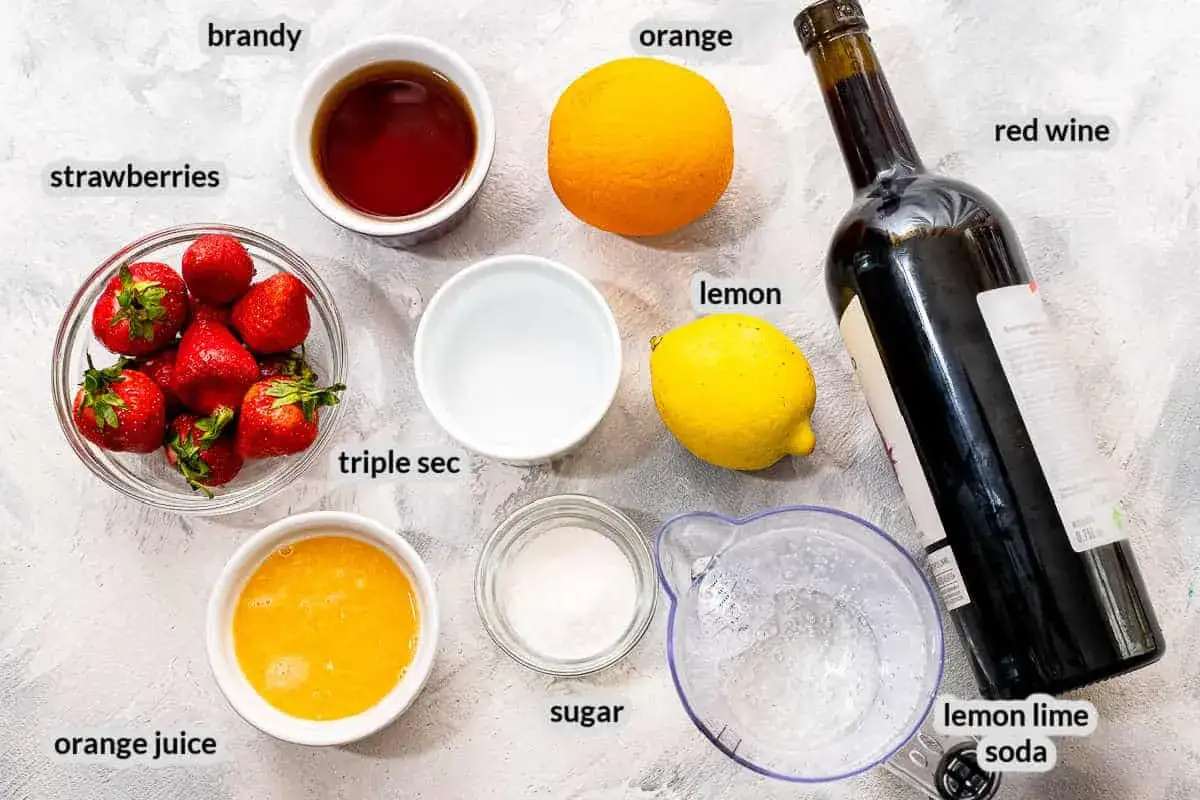 Zutaten f&uuml;r Sangria: Erdbeeren, Brandy, Orangen, Zitronen, Rotwein, Triple Sec, Orangensaft, Zucker und Limonade. Der sangria alkoholgehalt h&auml;ngt von den Mengen ab.