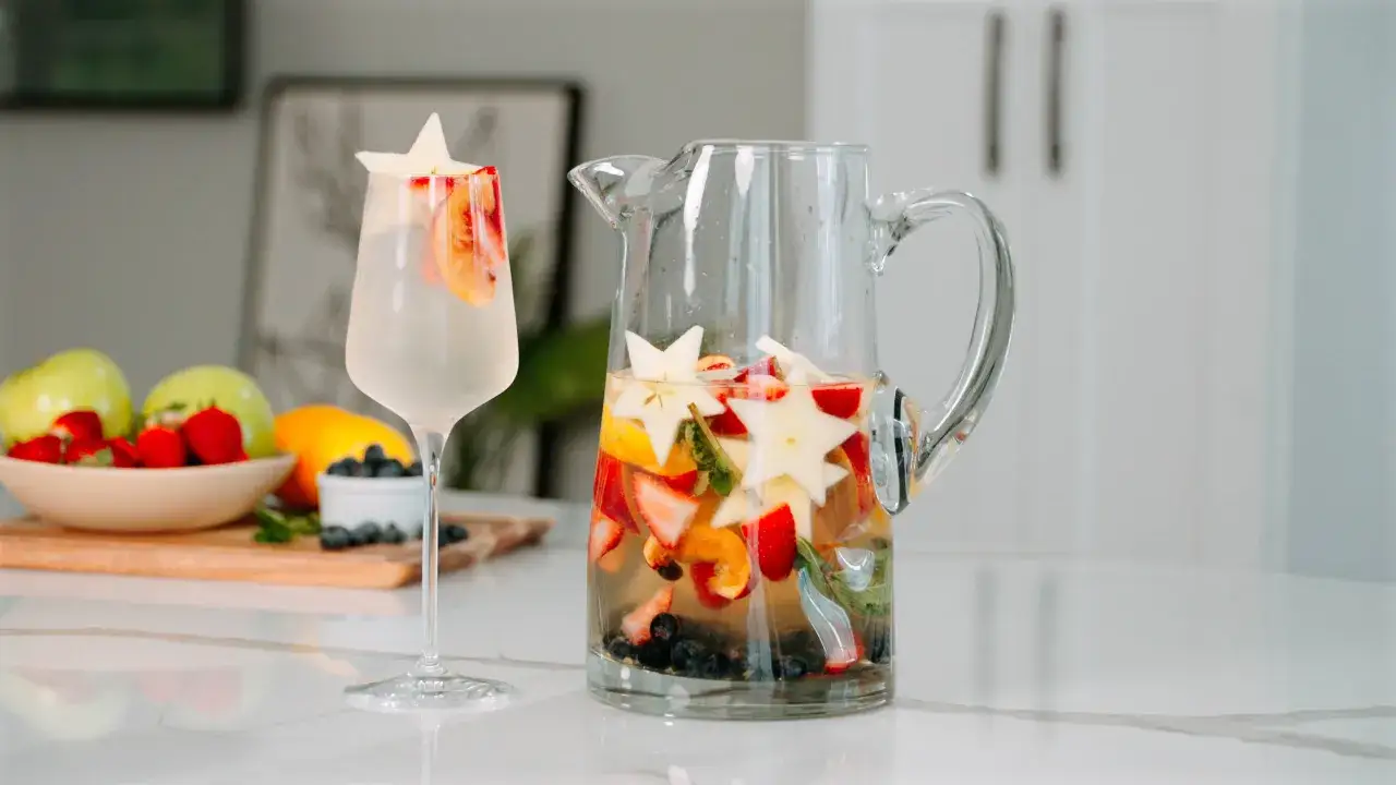 Erfrischender Sangria mit Sternfrucht, Erdbeeren und Blaubeeren &ndash; das beste Sangria Rezept f&uuml;r hei&szlig;e Tage.