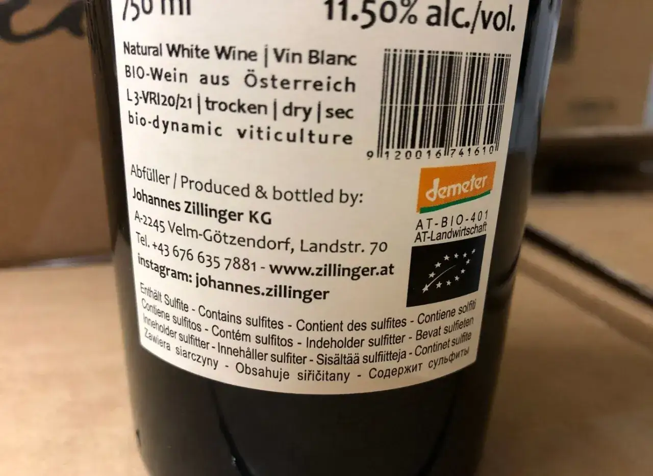 Etikett eines &ouml;sterreichischen Bio-Weins mit Hinweis auf Sulfide im Wein. Enth&auml;lt Demeter-Siegel.