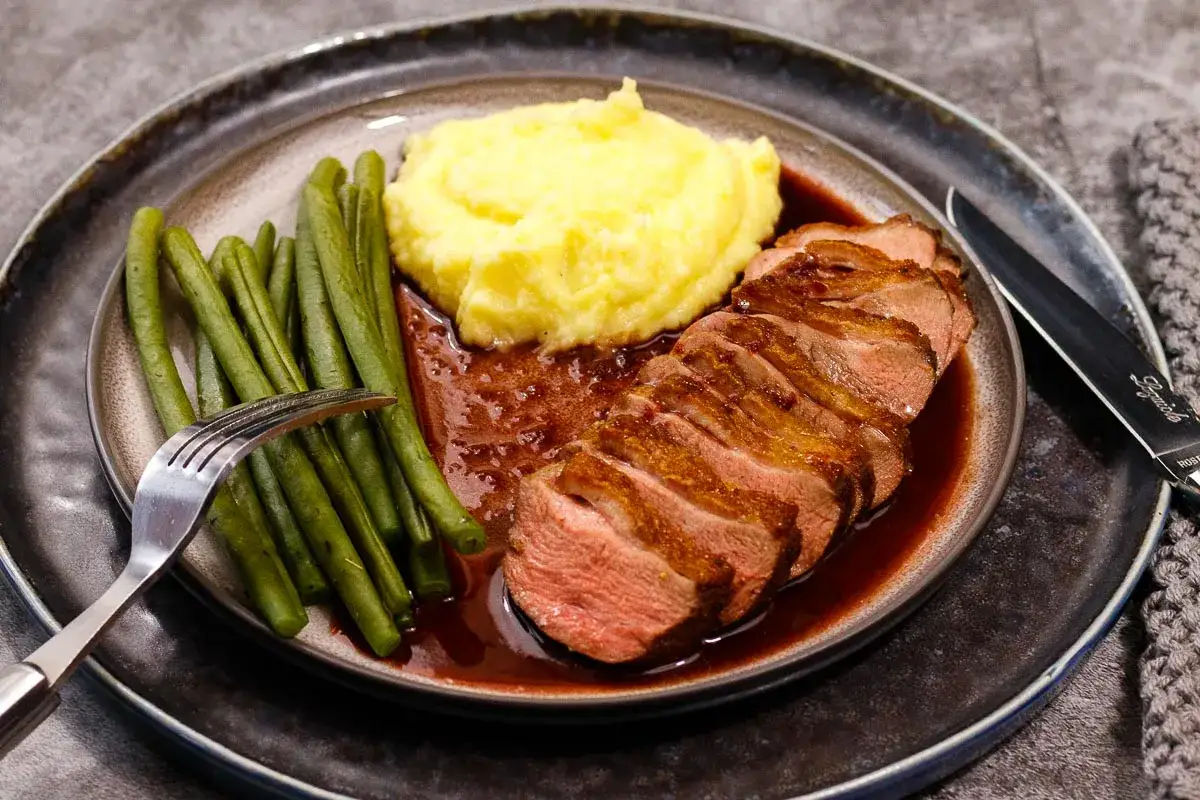 Gegrillte Entenbrust mit Kartoffelp&uuml;ree, gr&uuml;nen Bohnen und einer Sauce, verfeinert mit Portwein zum Kochen.
