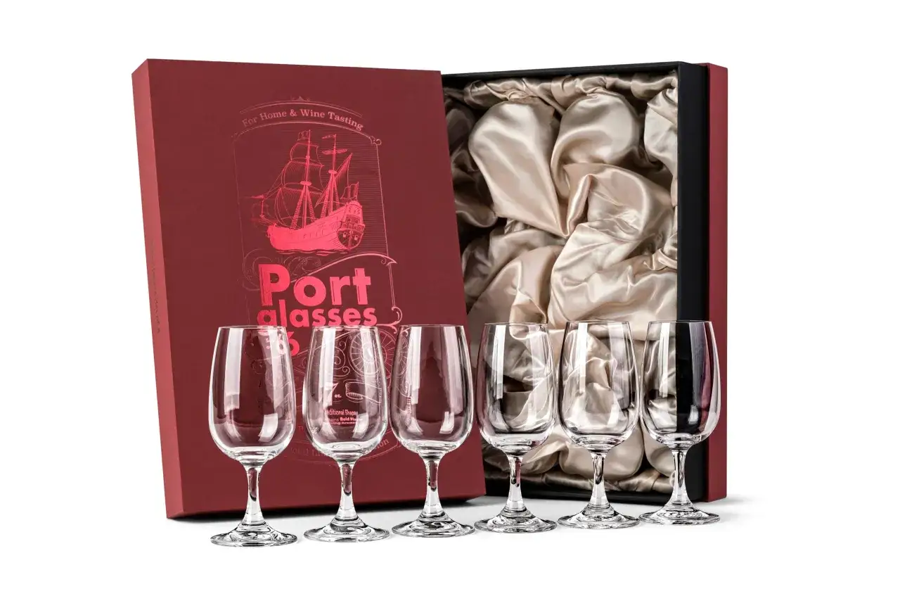 Sechs Portweingläser in einer roten Geschenkbox. Der Unterschied zwischen Portwein und Rotwein wird hier durch die speziellen Gläser für Portwein hervorgehoben.
